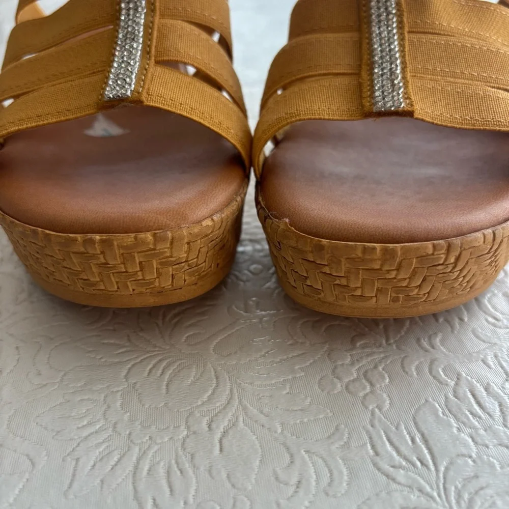 ❤️2/$15or3/$21❤️Contessa Mustard Yellow Wedge Slide w/Rhinestone Trim, Size 6